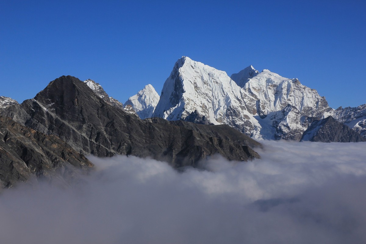 Autumn day above the clouds in the Himalayas, Nepal. xkwx himalayas nepal ama dablam cholatse tabuche thonak so so sea fog blue sky snow glacier mountains solukhumbu sagarmatha nationalpark nature gok ...