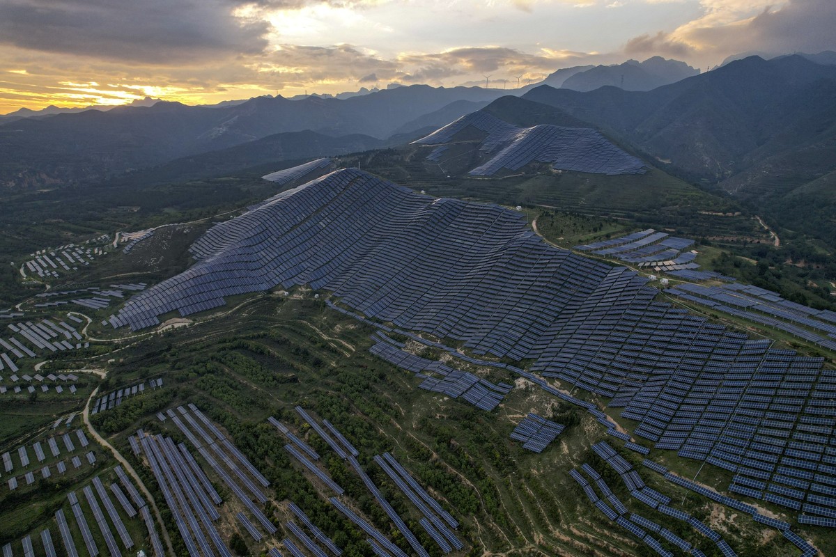 YUNCHENG, CHINA - AUGUST 17, 2025 - Blue solar photovoltaic panels neatly arranged at the leading Photovoltaic Technology base in Yuncheng City, Shanxi Province, China on August 17, 2025. (Photo credi ...