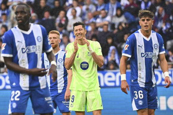 Barcelona&#039;s Robert Lewandowski, center, gestures during a Spanish La Liga soccer match against Alaves at the Mendizorroza stadium in Vitoria-Gasteiz, Spain, Sunday, Oct. 6, 2024. (AP Photo/Miguel ...