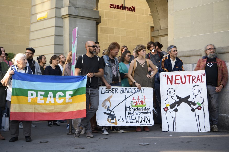 Demonstranten protestieren waehrend einer bewilligten Spontankundgebung gegen Waffenexporte, am Dienstag, 4. September 2018 in Bern. Die Teilnehmer der Kundgebung fordern den Bundesrat, Staenderat und ...