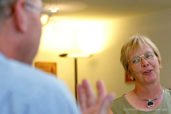 Alois Gratwohl, Professor an der Universitaet Basel, links, diskutiert am Dienstag, 5. August 2003 in Bern mit Nationalraetin Rosmarie Dormann, CVP-LU, ueber die Ethik der Forschung an embryonalen Sta ...