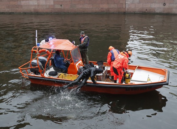 epa07985764 Rescuers examine the bottom of the Moika River where were the remains of a student killed by Oleg Sokolov found in St. Petersburg, Russia, 10 November 2019. Oleg Sokolov, a Russian histori ...