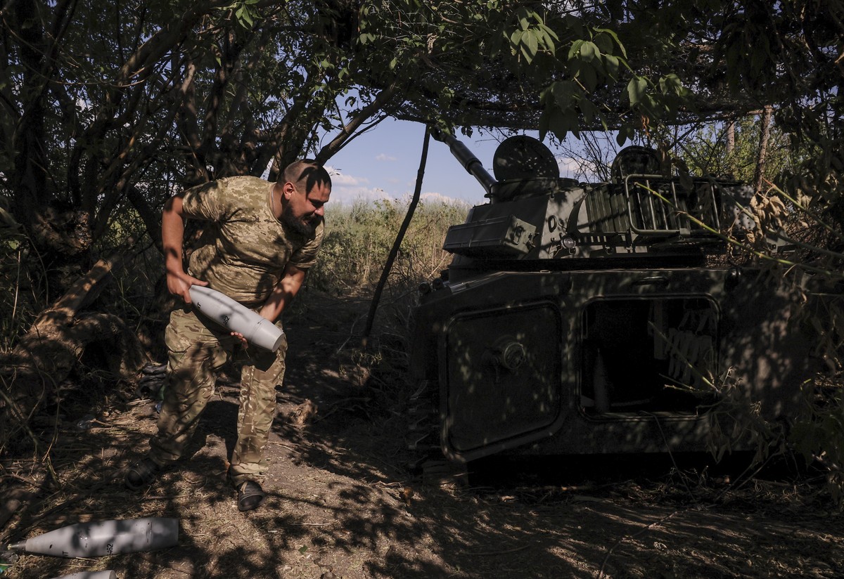 epa11449440 A handout photo made available by the Ukrainian 24th Mechanized Brigade Press Service on 01 July 2024 shows Ukrainian servicemen of the 24th Mechanized Brigade named after King Danylo prep ...