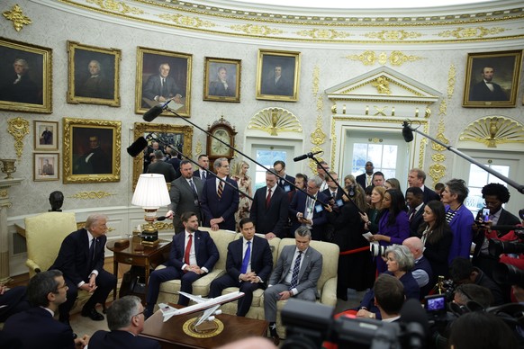 epa12792465 US President Donald Trump (L) holds a bilateral meeting with German Chancellor Friedrich Merz (not pictured), along with (2L-R) US Vice President JD Vance, Secretary of State Marco Rubio,  ...