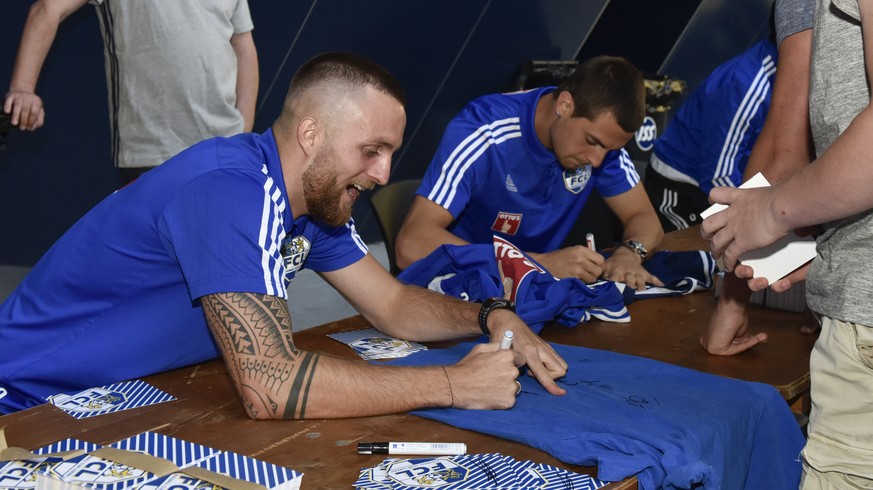 16.07.2016; Luzern; Fussball - Saisoneroeffnung FC Luzern;
Jakob Jantscher (Luzern) und Tomi Juric (Luzern) geben Autogramme
(Martin Meienberger/freshfocus)