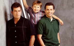 Die erste Staffel wurde zwischen Mai 2003 und September 2004 gesendet. Von links: Charlie Sheen, Angus Jones und Jon Cryer.