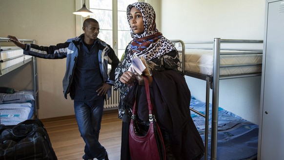 Ein Asylanten-Ehepaar aus Aethiopien bezieht ihr Zimmer im neuen Asylzentrum, am Freitag, 31. Oktober 2014, in Schafhausen im Emmental. (KEYSTONE/Peter Schneider)