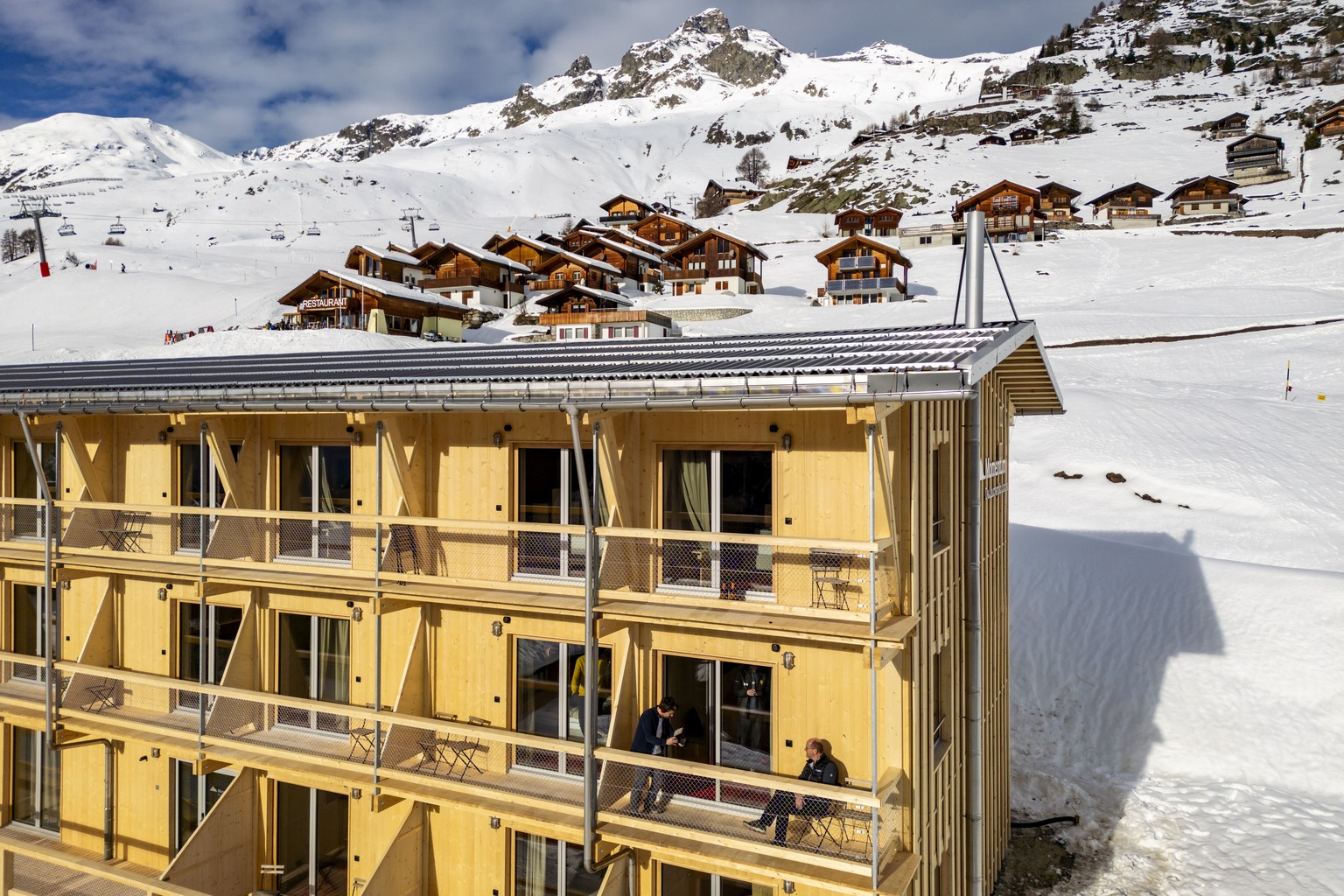 Une vue de l'hotel Momentum Lauchernalp Lodge entre les chalets lors de l'inauguration de l'hotel plus de six mois apres la catastrophe de Blatten le vendredi 19 decembre 2025 a Laucher ...