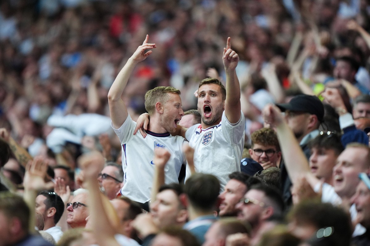 England v Slovakia - UEFA EURO, EM, Europameisterschaft,Fussball 2024 - Round of 16 - Arena AufSchalke England fans celebrate a disallowed goal from Phil Foden during the UEFA Euro 2024, round of 16 m ...