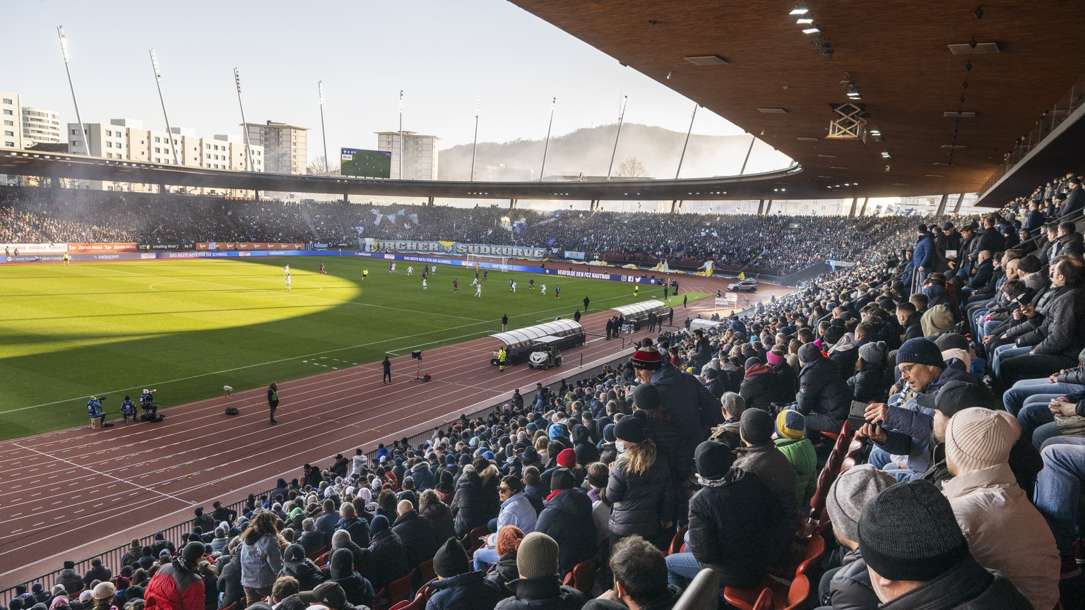 Fans beim Fussball Meisterschaftsspiel der Super League FC Zuerich gegen den FC Basel im Stadion Letzigrund in Zuerich am Sonntag, 27. Februar 2022. (KEYSTONE/Walter Bieri)