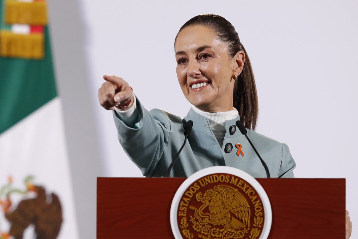 epa11740024 Mexican President Claudia Sheinbaum gestures during her morning press conference at the National Palace in Mexico City, Mexico, 25 November 2024. Mexican President Sheinbaum congratulated  ...