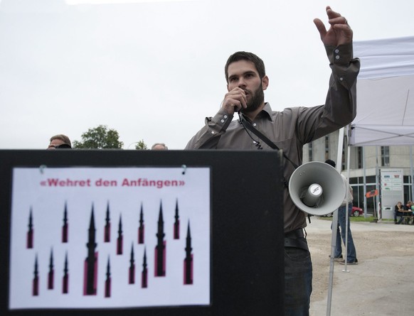 Dominic Luethard von der Partei national orientierter Schweizer PNOS bei einer Ansprache, am Samstag 9. Oktober 2010 in Langenthal. In Langenthal haben etwa 70 Personen, hauptsaechlich aus der rechtsr ...