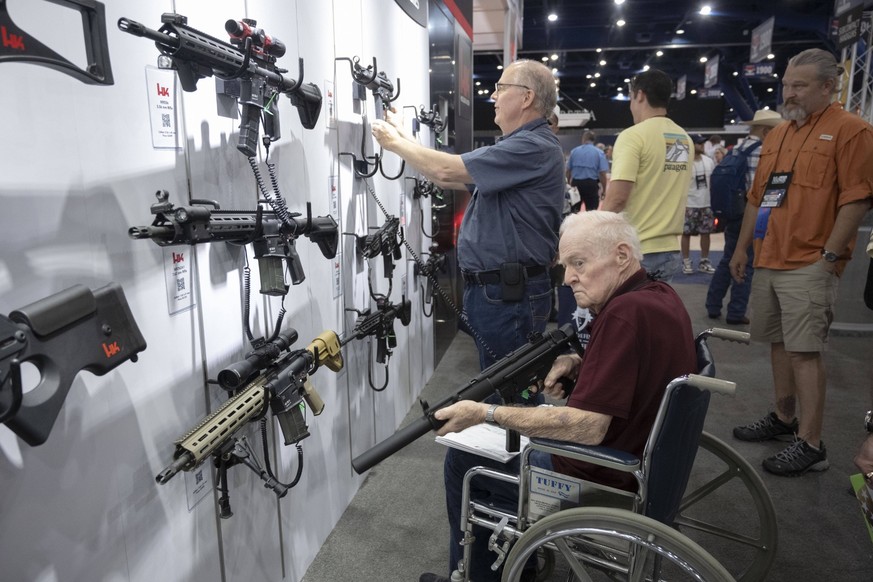 Die Bilder im Artikel (ausgenommen das Titelbild) stammen von einer Waffenmesse im Umfeld des Jahrestreffens der Waffenlobby NRA in Houston im Juni 2022.