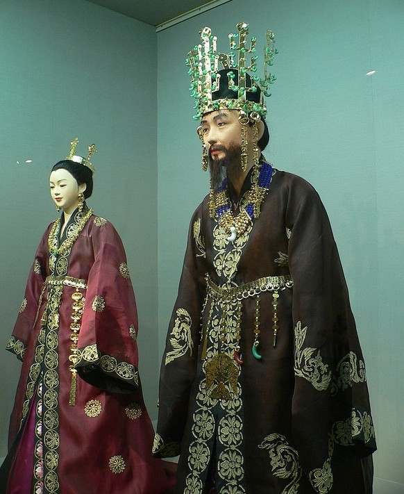King and queen dolls from the Silla kingdom.