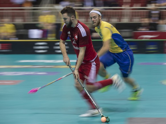 Der Schweizer Christoph Meier, links, im Spiel gegen den Schweden Rasmus Sundstedt, rechts, waehrend dem Halbfinal-Spiel Schweden gegen Schweiz an der Unihockey Weltmeisterschaft 2016, am Samstag, 10. ...