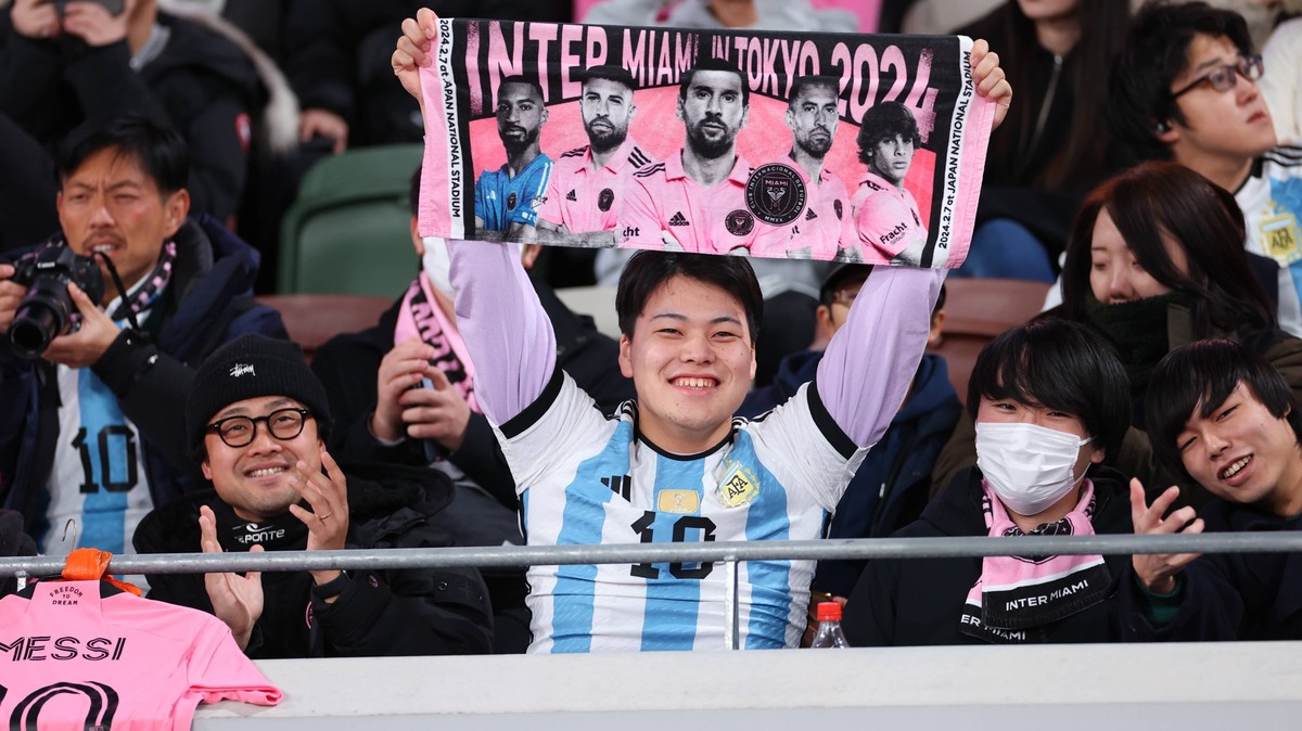 MLS, Fussball Herren, USA Preseason-Inter Miami CF at Vissel Kobe Feb 7, 2024 Tokyo, Japan A fan wearing an Argentina jersey of Inter Miami CF forward Lionel Messi 10 cheers from the crowd before a pr ...
