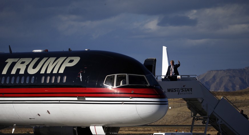 Republican presidential candidate Donald Trump waves to supporters as he debarks his plane for a campaign rally, Tuesday, Oct. 18, 2016, in Grand Junction, Colo. (AP Photo/ Brennan Linsley)