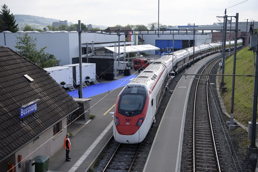 Der neue Hochgeschwindigkeitszug &quot;Giruno&quot; der Stadler Rail wird vorbereitet fuer die Feierlichkeiten zum Roll-Out, am Donnerstag, 18. Mai 2017, in Bussnang. (KEYSTONE/Gian Ehrenzeller)