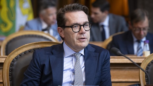 Benedikt Wuerth, Mitte-SG, spricht vor Hans Wicki, FDP-NW, Thierry Burkart, FDP-AG und Josef Dittli, FDP-UR, von links, waehrend der Herbstsession der Eidgenoessischen Raete, am Donnerstag, 28. Septem ...