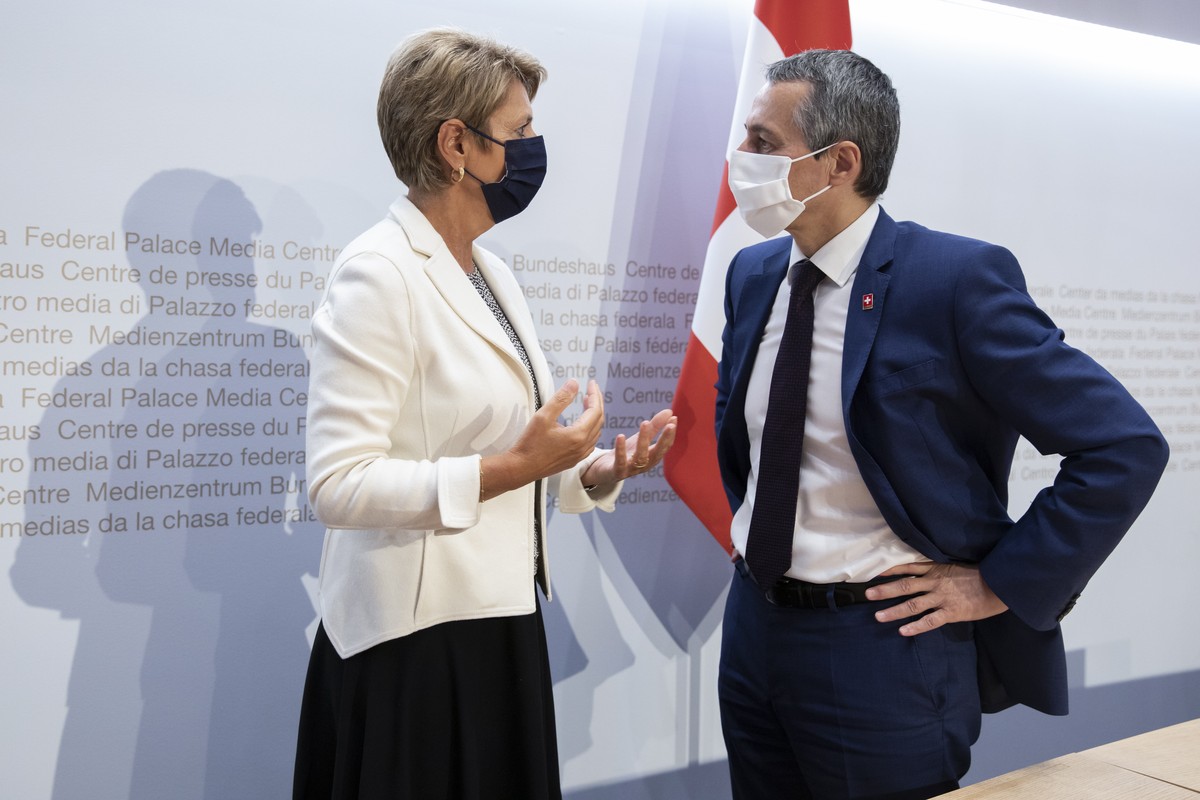 Bundesraetin Karin Keller-Sutter diskutiert mit Bundesrat Ignazio Cassis am Ende einer Medienkonferenz des Bundesrates zur aktuellen Lage in Afghanistan, am Mittwoch, 18. August 2021, in Bern. (KEYSTO ...
