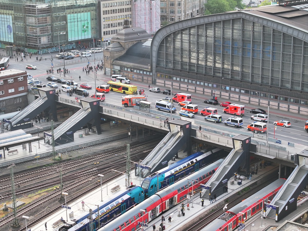 epa12129304 Ambulance and German police gather outside the central station in Hamburg, Germany, 23 May 2025, following a knife attack at the station that left several people wounded, some critically a ...