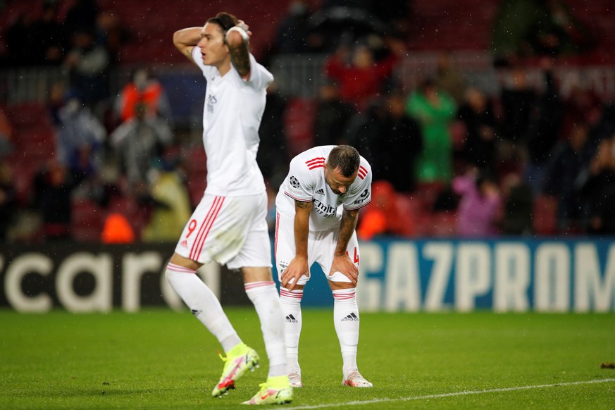 epa09599853 Benfica&#039;s strikers Haris Seferovic (R) and Uruguayan striker Darwin Nunez (L) react after missing a chance during the UEFA Champions League group E soccer match between FC Barcelona a ...