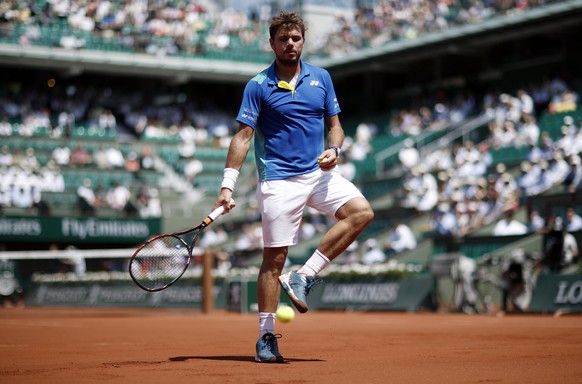 epa06003311 Stanislas Wawrinka of Switzerland reacts as he plays against Alexandr Dolgopolov of Ukraine during their menâs single 2nd round match during the French Open tennis tournament at Roland G ...