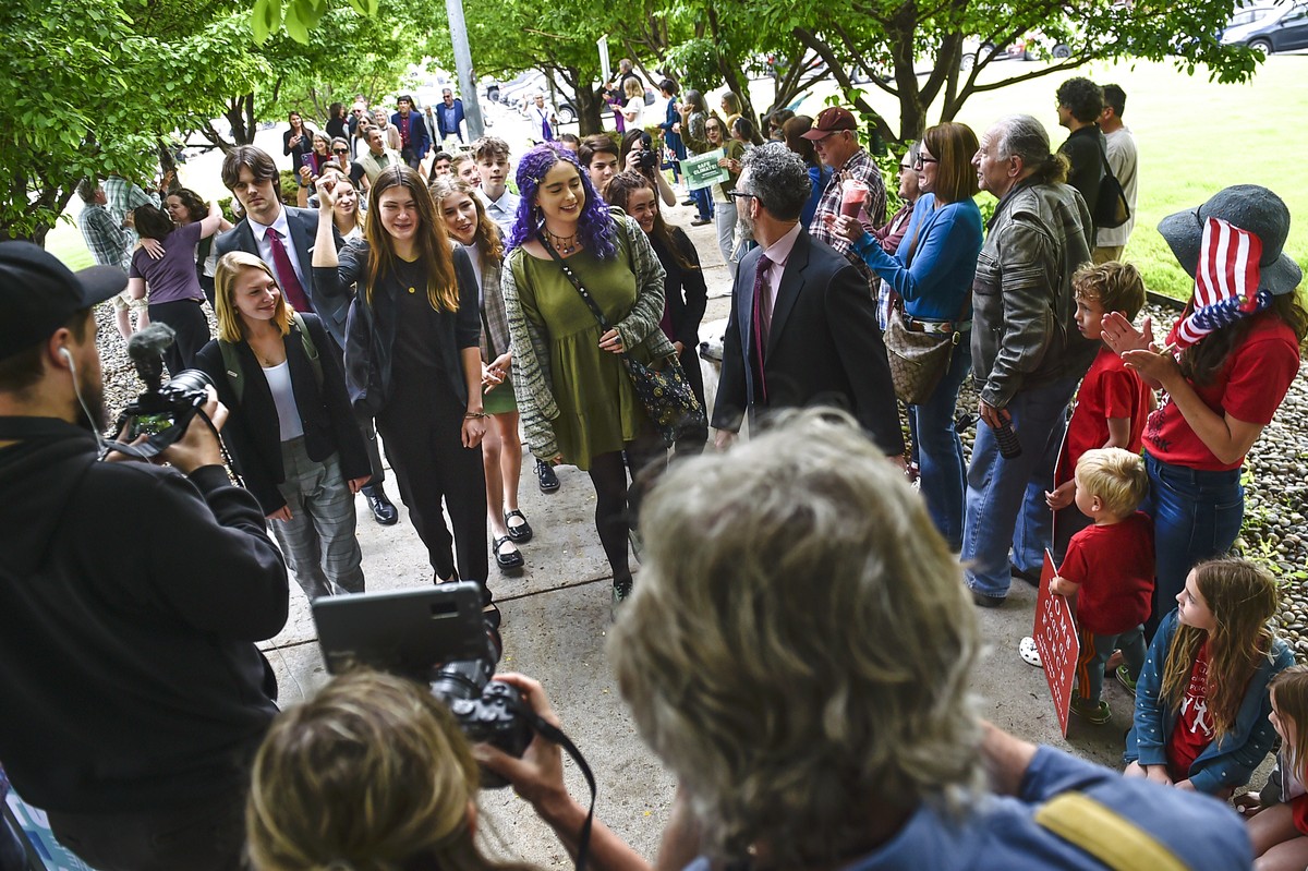Les jeunes plaignants du procès sur le changement climatique arrivent au palais de justice du comté.