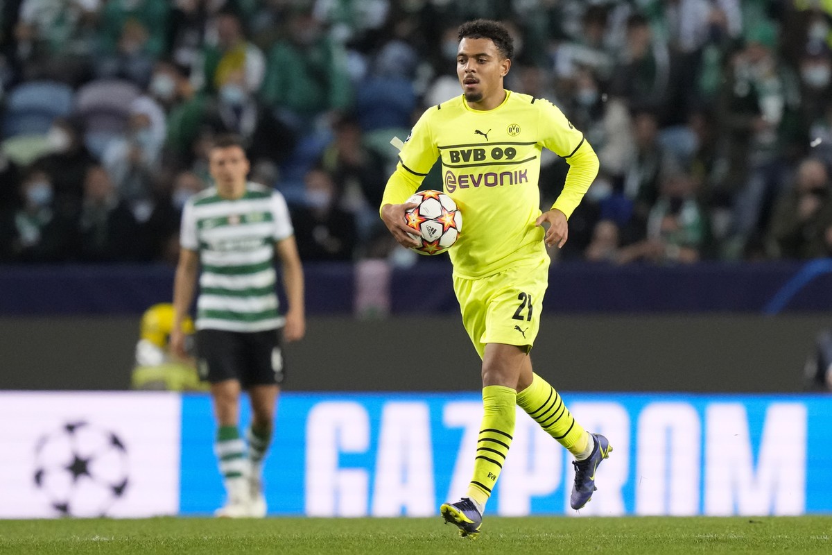 Dortmund's Donyell Malen runs with the ball after scoring his team's first goal during a Champions League Group C soccer match between Sporting CP and Borussia Dortmund at the Alvalade stadi ...