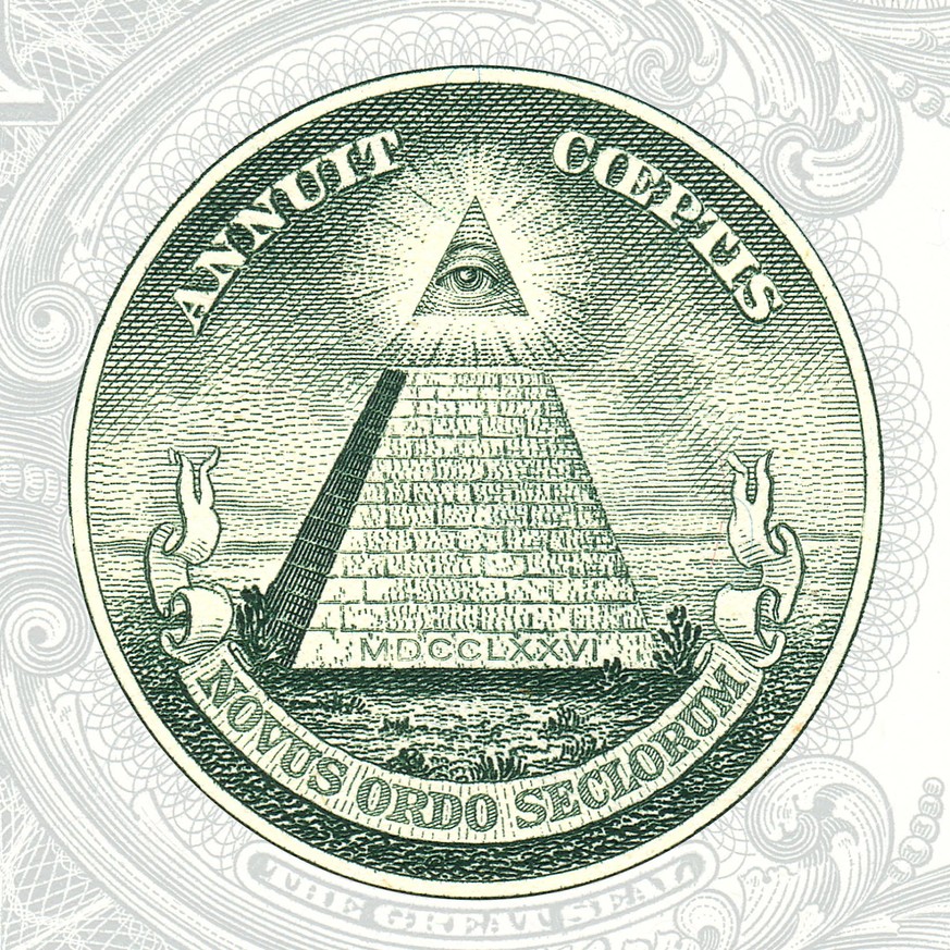 Dieses Bildelement der Ein-Dollar-Note zeigt eine 13-stufige unvollständige Pyramide, über der das Auge der Vorsehung prangt. Unterhalb der Pyramide steht „Novus ordo seclorum“, was als Indiz einer Ve ...