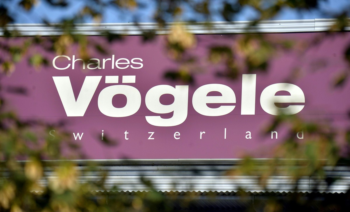 Illustration zum Thema "Modekette Charles Voegele/OVS". Das Logo der Modekette Charles Voegele aufgenommen am Dienstag, 31. Juli 2018, in Tulln. (KEYSTONE/APA/HERBERT PFARRHOFER)