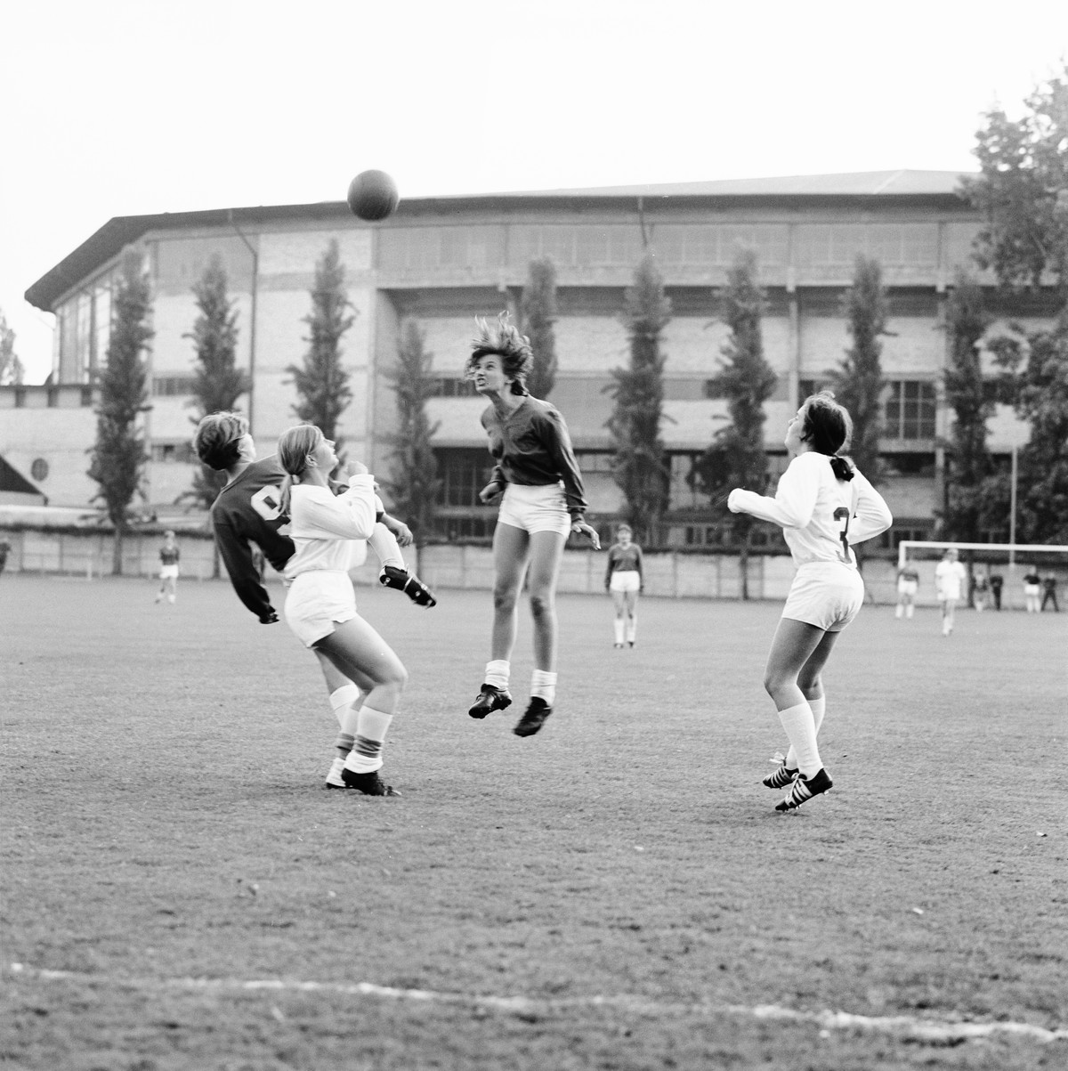 ARCHIVE --- HEUTE VOR 50 JAHREN, AM 21. FEBRUAR 1968, WURDE DER DAMENFUSSBALLCLUB ZUERICH DFCZ GEGRUENDET. WIR STELLEN IHNEN BILDER AUS EINEM SPIEL GEGEN DEN FC HEURIED IM JUNI 1968 UND BILDERVOM ERST ...