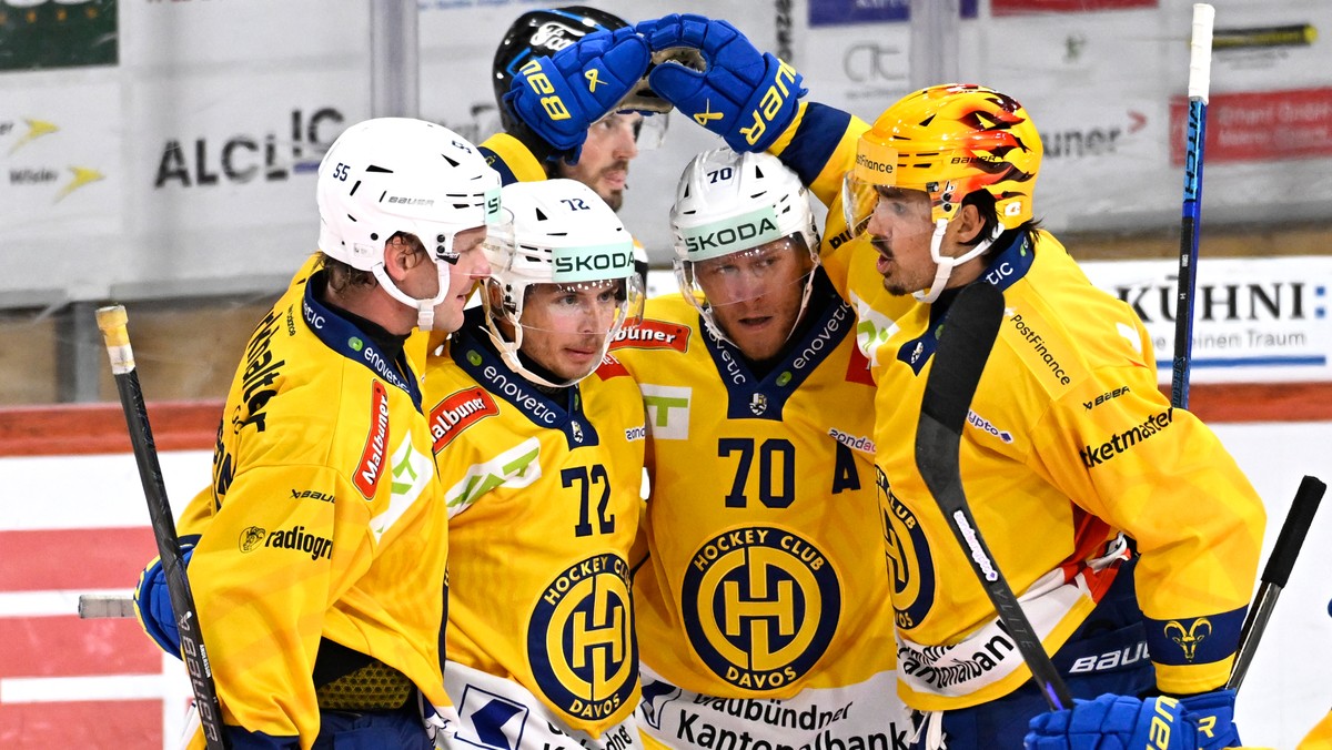 Davos Calle Andersson, Tino Kessler, Enzo Corvi, PostFinance Topscorer Matej Stransky, v0on links, jubeln beim 2.:4 beim deim Eishockey-Qualifikationsspiel der National League, zwischen den SCL Tigers ...