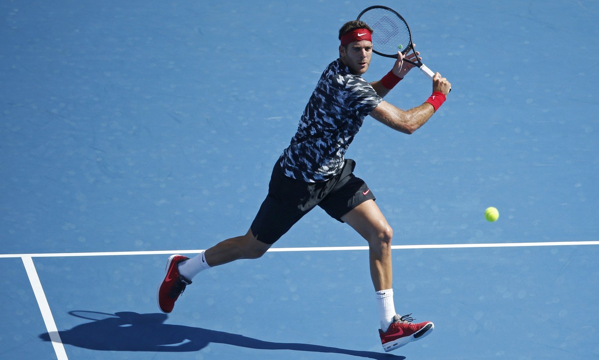 Juan Martin Del Potro of Argentina returns to Fabio Fognini of Italy during their men's singles second round match at the Sydney International tennis tournament in Sydney, January 14, 2015. REUTE ...