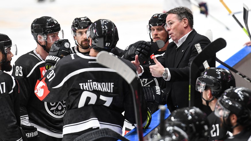 Lugano's head coach Chris Mcsorley, right, gives instructions to his players, during the Champions League 2021/22 ice hockey match between HC Lugano and Eisbaeren Berlin at the ice stadium Corrner Are ...
