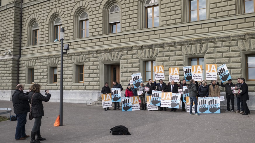 Mitglieder der Aktion fuer eine unabhaengige und neutrale Schweiz AUNS versammeln sich, um der Bundeskanzlei eine Petition mit dem Titel ÇStopp UNO-MigrationspaktÈ zu uebergeben, am Dienstag, 20. Nove ...