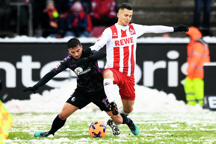 epa06381231 Freiburg&#039;s Marco Terrazzino (L) in action against Cologne&#039;s Pawel Olkowski (R) during the German Bundesliga soccer match between FC Cologne and SC Freiburg in Cologne, Germany, 1 ...