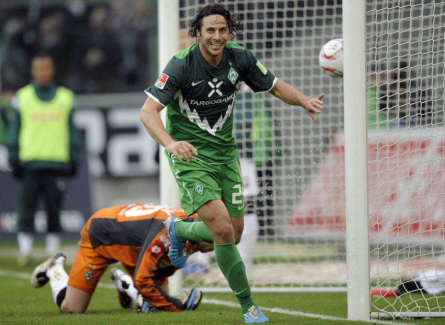 Bremen&#039;s Claudio Pizarro of Peru scores his side&#039;s fourth goal during the German first division Bundesliga soccer match between Borussia Moenchengladbach and Werder Bremen in Moenchengladbac ...