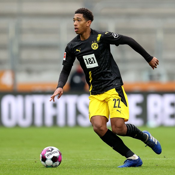 epa08700094 Jude Bellingham of Dortmund in action during the German Bundesliga soccer match between FC Augsburg and Borussia Dortmund at WWK-Arena in Augsburg, Germany, 26 September 2020. EPA/Alexande ...