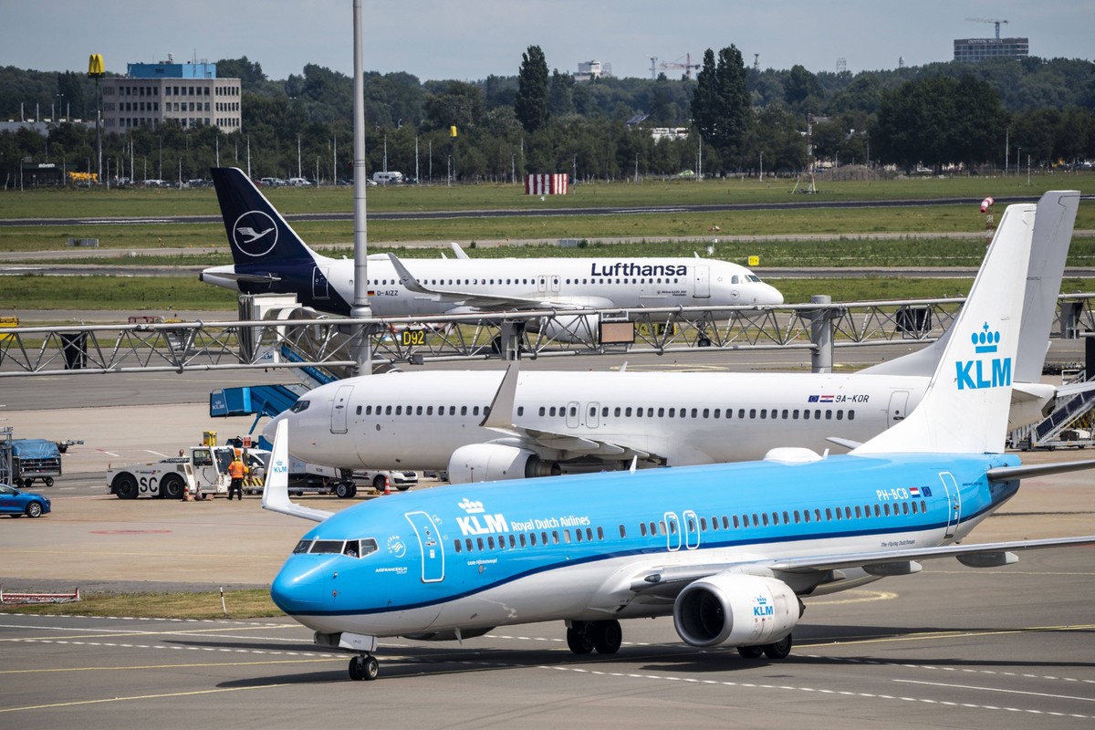 Flughafen Amsterdam Schiphol, Flugzeuge auf dem Vorfeld, Amsterdam, Niederlande Flughafen Schiphol *** Amsterdam Schiphol Airport, aircraft on the apron, Amsterdam, Netherlands Schiphol Airport