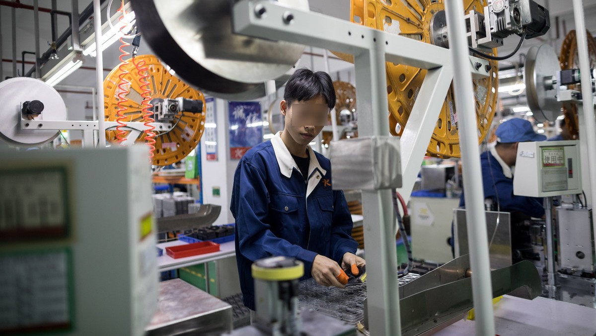 epa07195281 Workers assemble electronic connectors at a DEREN Electronics production site in Tiegang Industrial Park, Heshan City, Guangdong Province, China, 28 November 2018. Heshan City is situated  ...