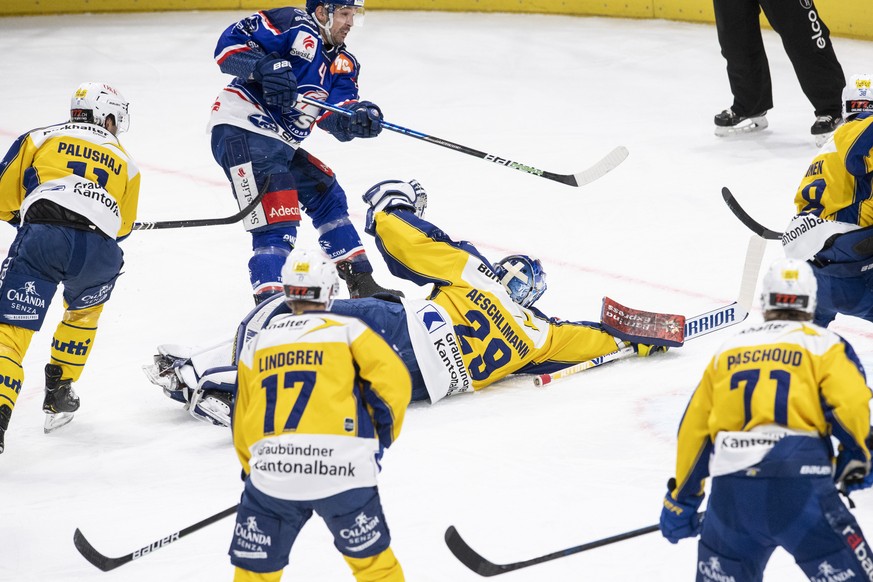 Zuerichs Patrick Geering, links, trifft zum 1:0 Tor gegen Davos&#039; Goalie Sandro Aeschlimann, rechts, im Eishockeyspiel der National League zwischen den ZSC Lions und dem HC Davos am Dienstag, 15.  ...