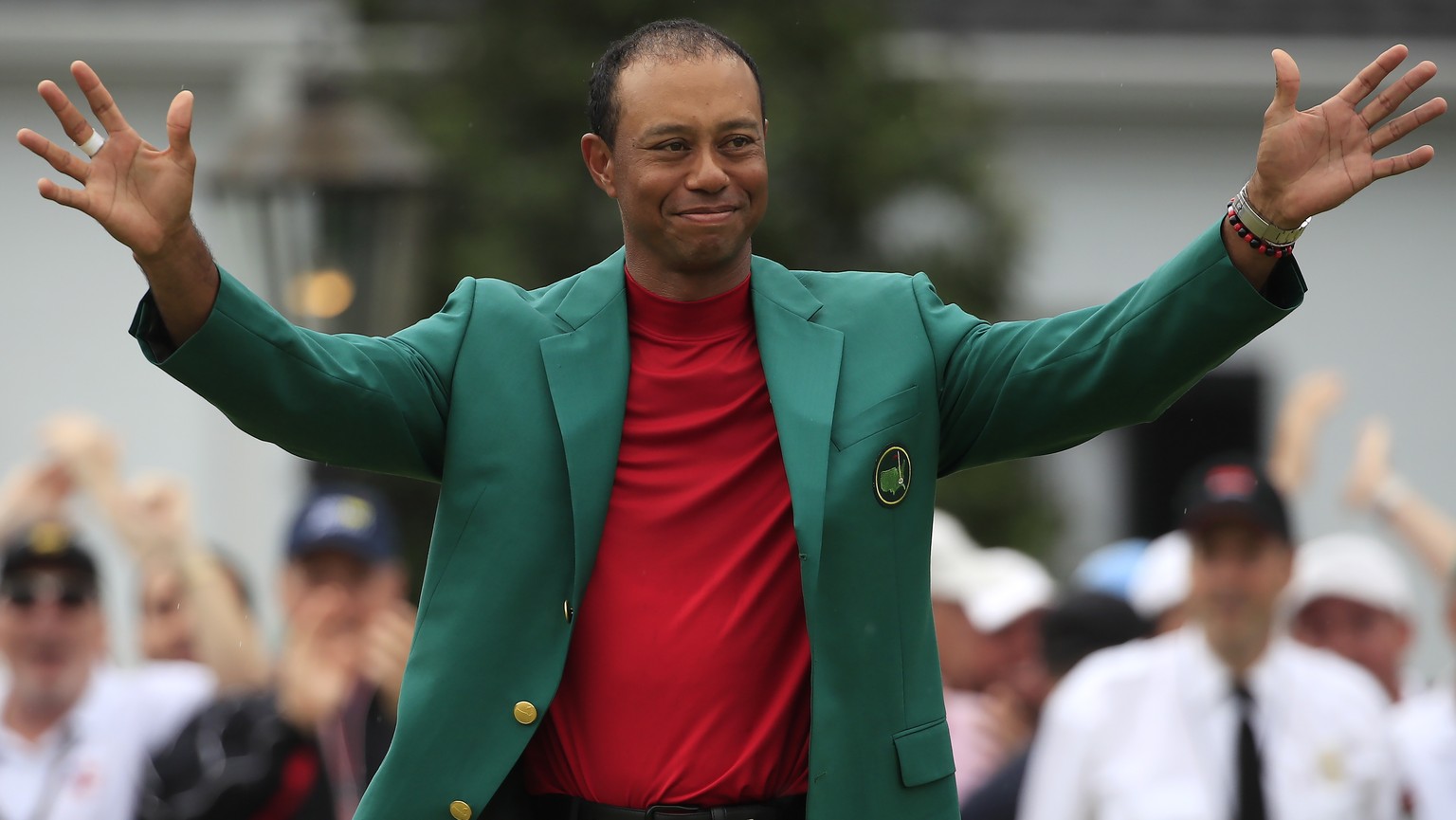 epa07507243 Tiger Woods of the US celebrates with his fifth green jacket after winning the 2019 Masters Tournament at the Augusta National Golf Club in Augusta, Georgia, USA, 14 April 2019. The 2019 M ...