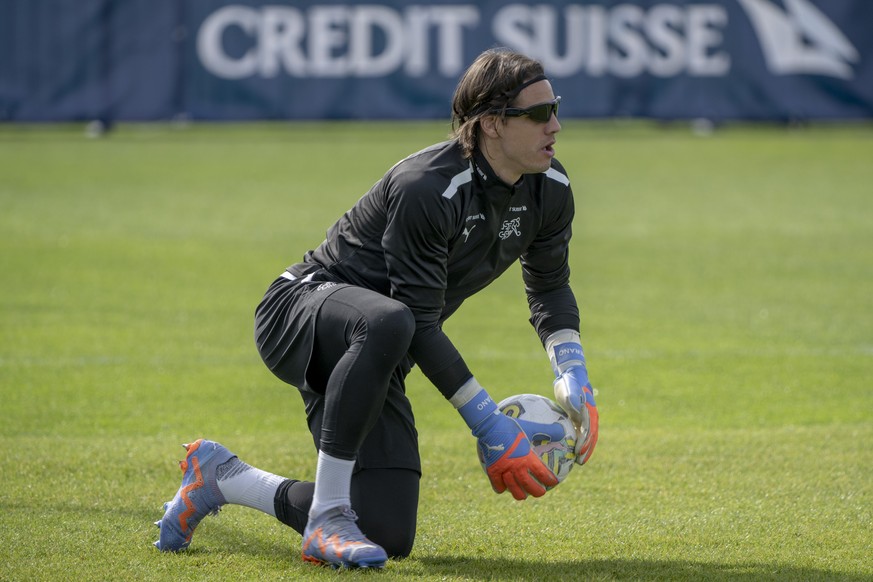 Torhueter Yann Sommer mit einer Strobo-Brille beim Training der Schweizer Fussball Nationalmannschaft in Basel, am Dienstag, 21. Maerz 2023. (KEYSTONE/Georgios Kefalas)