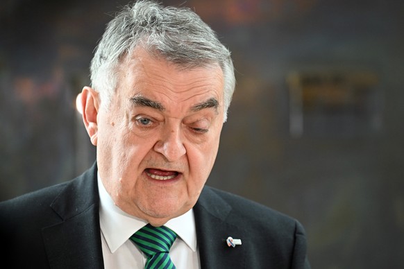 11.05.2023, Nordrhein-Westfalen, D�sseldorf: Herbert Reul (CDU), Innenminister von Nordrhein-Westfalen gibt ein Statement im Landtag. Nach der Explosion in einem Ratinger Hochhaus ist in der Wohnung e ...