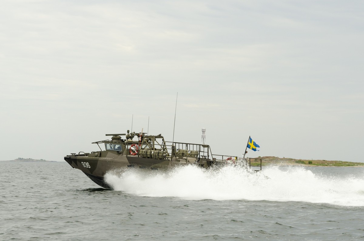Combatboat 90 at high speed, Combatboat 90 patrolling at BrÃ?Â¥viken, Sweden. Combat Boat 90 (CB90) is a class of fast military assault craft originally designed for the Marines of Swedish Armed Force ...