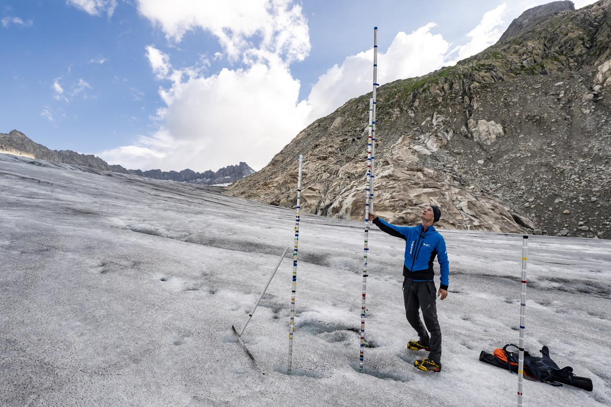 Matthias Huss, glaciologue a l'Ecole polytechnique federal de Zurich et directeur de Glamos, reseau des releves glaciologiques suisses, montre une balise mesurant 4 metres de haut et representant ...