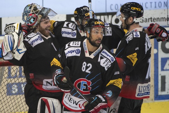 Fribourgs Goalie Benjamin Conz, Gregory Mauldin, Michael Ngoy, Marc-Antoine Pouliot, von links jubeln, nach dem 5. Playoff Halbfinalspiel der NLA, zwischen dem HC Fribourg - Gotteron und den Kloten Fl ...