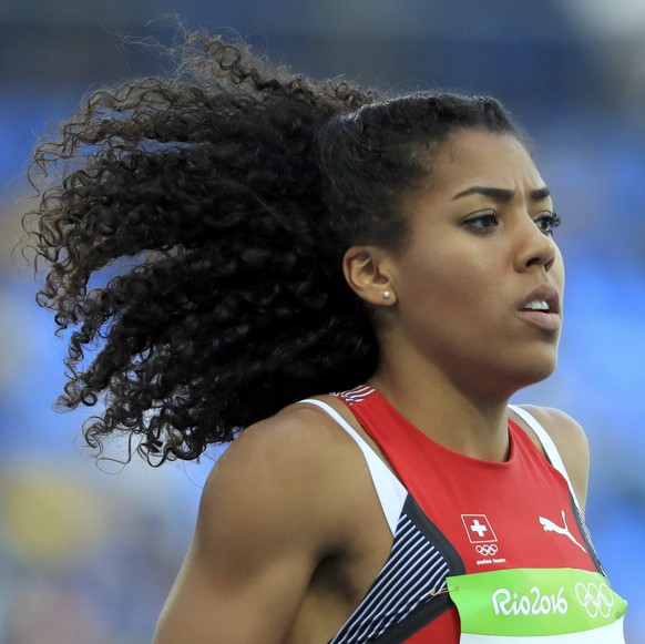 2016 Rio Olympics - Athletics - Preliminary - Women&#039;s 200m Round 1 - Olympic Stadium - Rio de Janeiro, Brazil - 15/08/2016. Mujinga Kambundji (SUI) of Switzerland competes. REUTERS/Dominic Ebenbi ...
