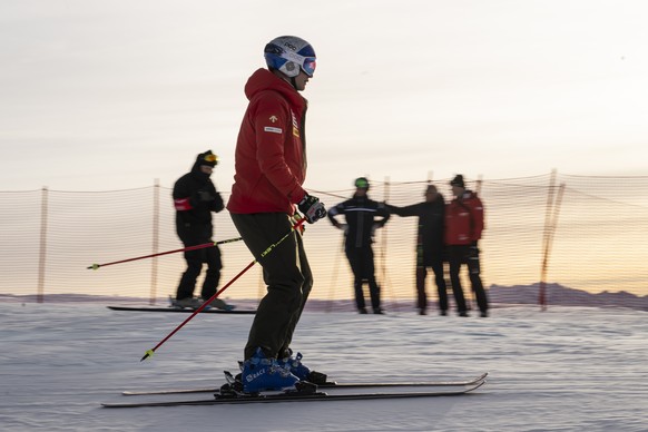 epa11912126 Marco Odermatt of Switzerland inspects the course ahead of a training session for the men&#039;s downhill race at the FIS Alpine Ski World Cup, in Crans-Montana, Switzerland, 21 February 2 ...